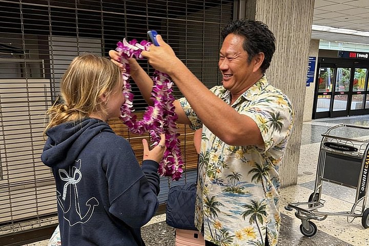 Lei Greeting Private Transfer Arrival Honolulu Airport to Waikiki, photo 3 of 10