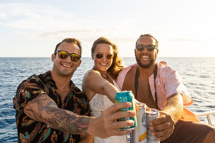 Premier Waikiki Sunset Party Cruise with a Live DJ and Full Bar, photo 6 of 10