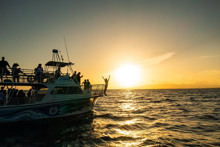 Premier Waikiki Sunset Party Cruise with a Live DJ and Full Bar, photo 9 of 10