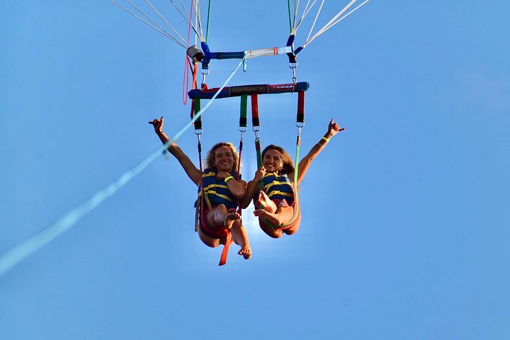 Parasailing in Waikiki from Oahu Hawaii, photo 4 of 10