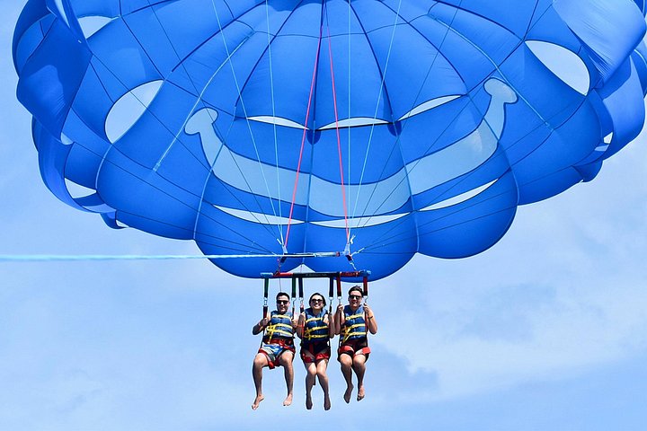 Waikiki Parasailing in Hawaii from Oahu, photo 4 of 10