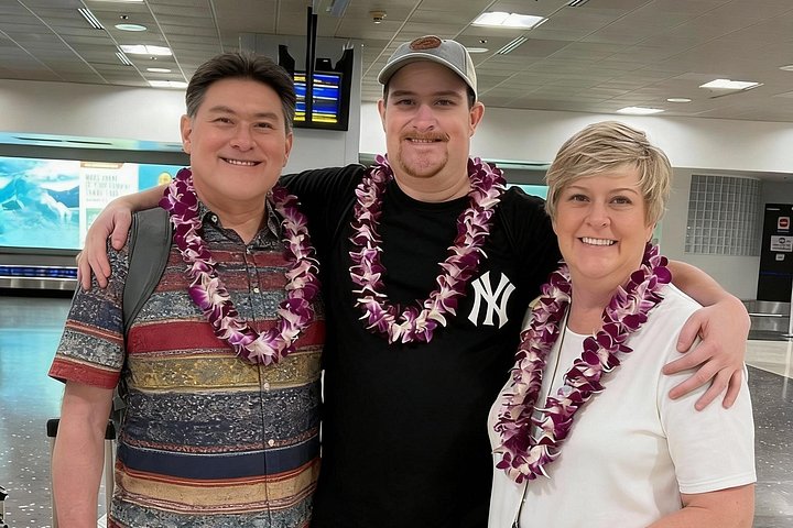 Lei Greeting Private Transfer Arrival Honolulu Airport to Waikiki, photo 6 of 10