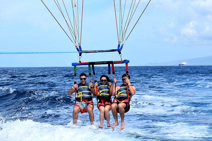 Parasailing in Waikiki from Oahu Hawaii, photo 3 of 10
