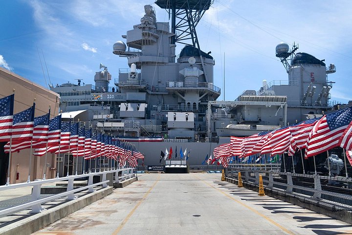 Pearl Harbor, USS Arizona Memorial and Honolulu Deluxe Coach Tour, photo 5 of 10