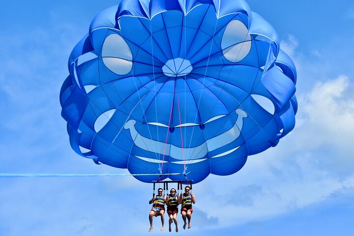 Parasailing in Waikiki from Oahu Hawaii, photo 5 of 10