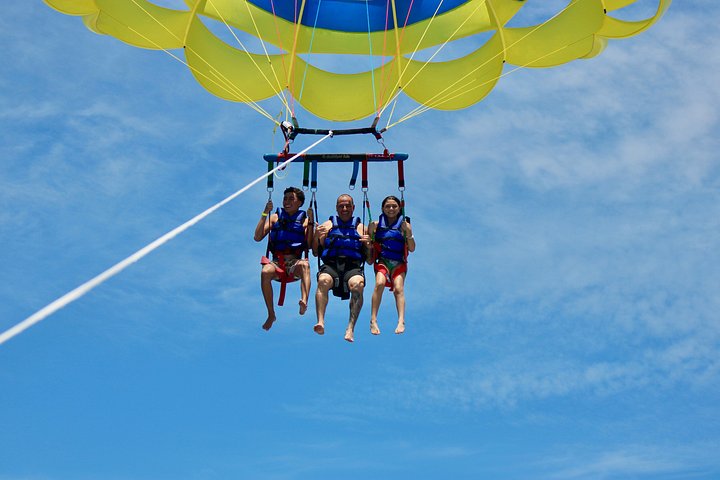 Waikiki Parasailing in Hawaii from Oahu, photo 6 of 10