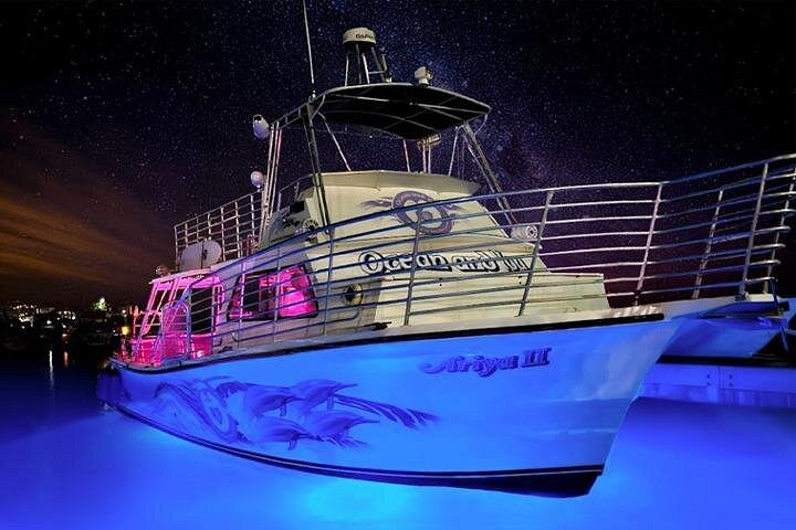 Premier Waikiki Sunset Party Cruise with a Live DJ and Full Bar, photo 3 of 10