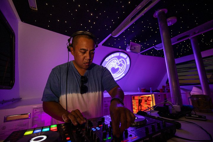 Premier Waikiki Sunset Party Cruise with a Live DJ and Full Bar, photo 4 of 10