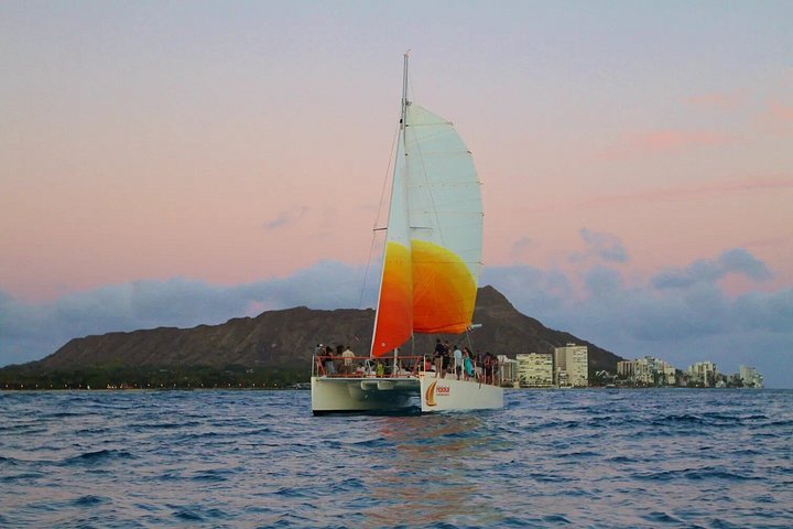 Waikiki: Sunset Cruise from the Beach with Cocktail Open Bar, photo 2 of 7