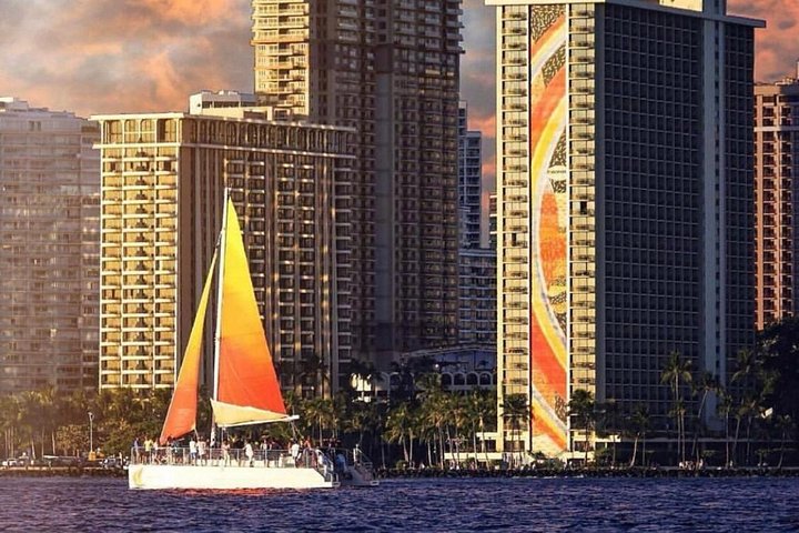 Waikiki: Sunset Cruise from the Beach with Cocktail Open Bar, photo 3 of 7