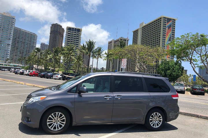 Honolulu Airport and Waikiki Hotels Private Transfer by Minivan, up to 5, photo 3 of 10