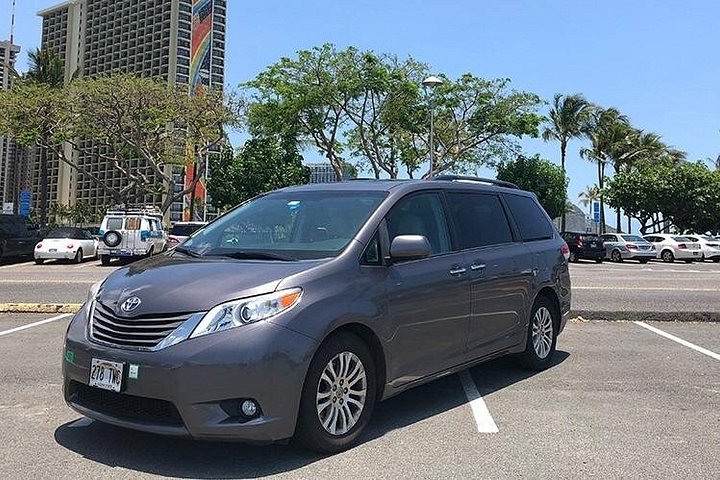 Honolulu Airport and Waikiki Hotels Private Transfer by Minivan, up to 5, photo 2 of 10