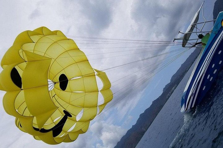 Maunalua Bay Higher Flyer Parasailing Adventure, photo 4 of 7